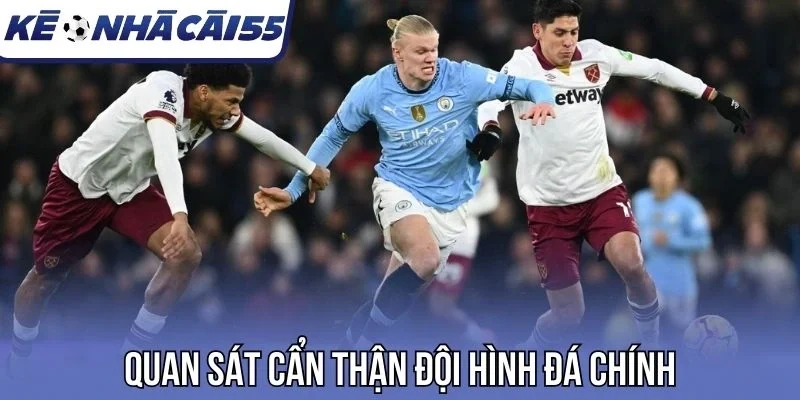 Quan sát cẩn thận đội hình đá chính